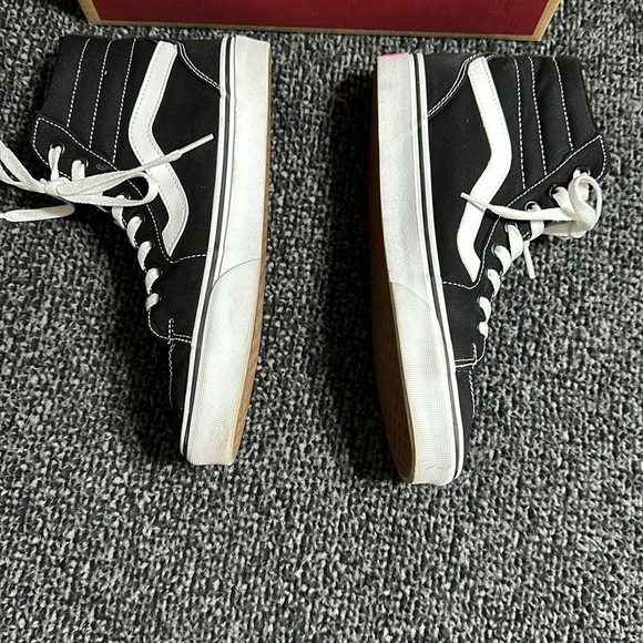 I am selling a pair of Vans shoes. - Picture 2 of 7